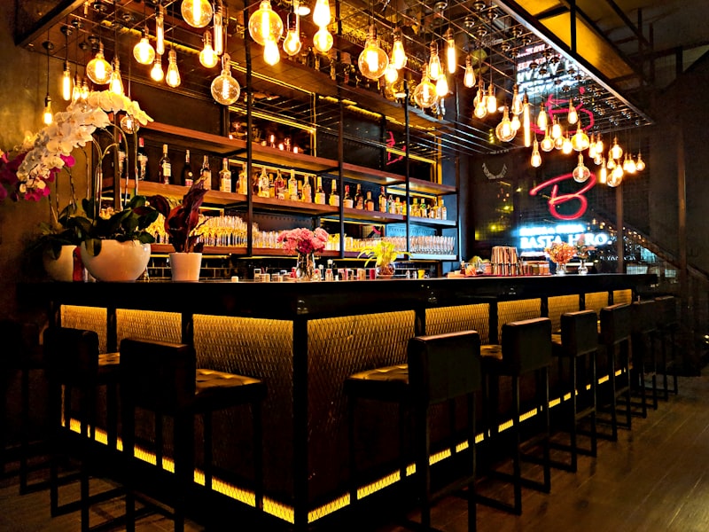 Exploring the Nightlife Solo: A Telltale Tour of NYC's Vibrant Night Scene
